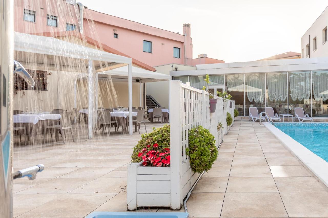 Hotel Concorde Camerano Bagian luar foto